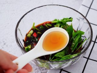 10、凉拌茄子,加入香油