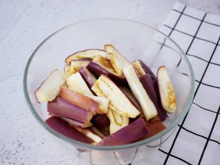 12、凉拌茄子,把蒸好的茄子晾凉后放入容器中