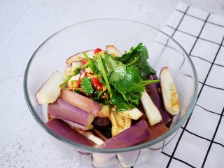 13、凉拌茄子,倒入刚才调好的酱汁