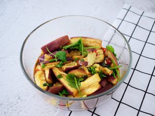 14、凉拌茄子,搅拌均匀即可