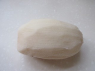2、莲藕包子,莲藕去皮洗净。