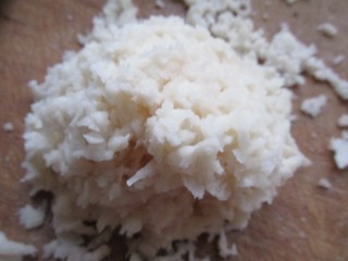 3、莲藕包子,把莲藕用擦丝器擦细。