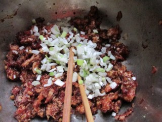 4、莲藕包子,肉馅加入老抽，姜，盐拌匀，加入葱末。