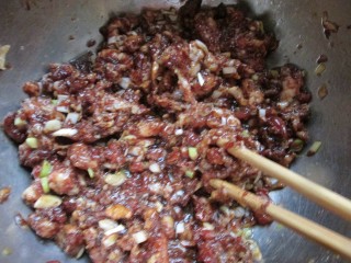 5、莲藕包子,再加入花生油拌匀。