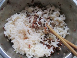 6、莲藕包子,最后加入莲藕拌匀。