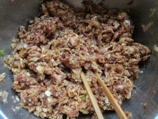 7、莲藕包子,莲藕馅就做好了。