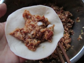 8、莲藕包子,发酵好的面团揉匀，揪成小剂子，擀成皮。