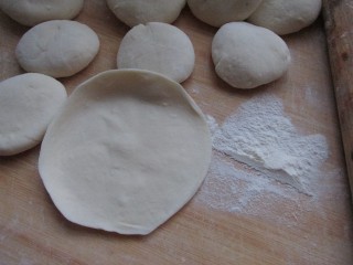 9、莲藕包子,放入莲藕肉馅。