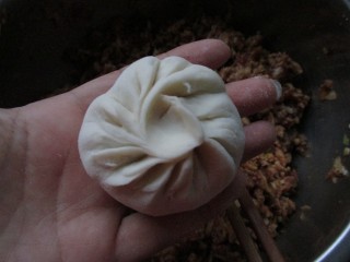 10、莲藕包子,收紧口，包子就包好了。