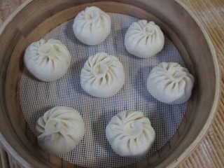 11、莲藕包子,放进笼屉，静置二次发酵约30分钟，上锅蒸大约15分钟即可出锅。