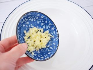 4、开胃凉拌面,取一个大碗：放入蒜末