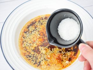 10、开胃凉拌面,加入白糖