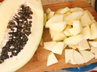 3、青木瓜银耳枸杞汤,青木瓜去皮去籽，切成大拇指粗细的块状。（新鲜的青木瓜一般的带有点苦、涩味，果浆味也比较浓，所以我用水泡一会儿再煮。）