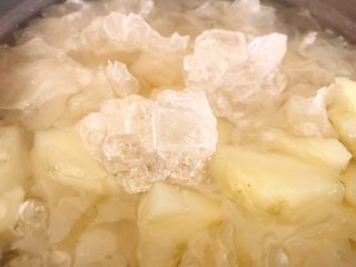 9、青木瓜银耳枸杞汤,再小火慢炖20分钟，再放入冰糖