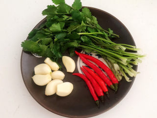 1、白切羊肉,准备蘸料食材:香菜,小米辣,大蒜