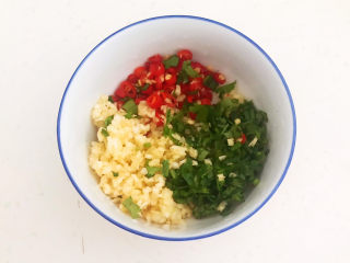 2、白切羊肉,把所有食材都切成末