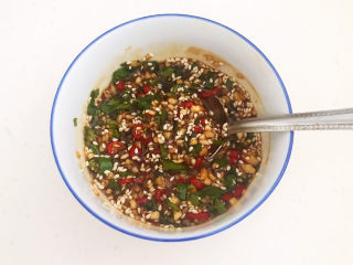 3、白切羊肉,加入蚝油,加入生抽,芝麻油,芥末油,陈醋,白糖,调匀,碗汁做好了备用