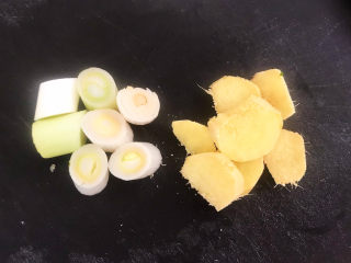 4、白切羊肉,鲜姜切成小片,大葱切成段