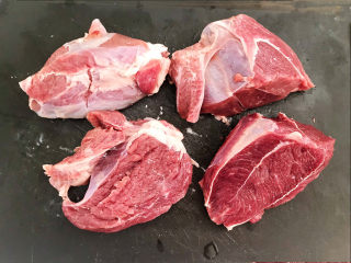 8、白切羊肉,把羊肉清洗干净后切成4块