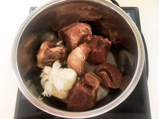 12、白切羊肉,加入料包