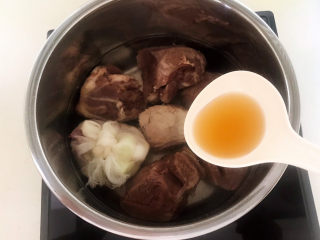 13、白切羊肉,加入料酒,生抽,蚝油,冰糖,加入开水,水量没过羊肉