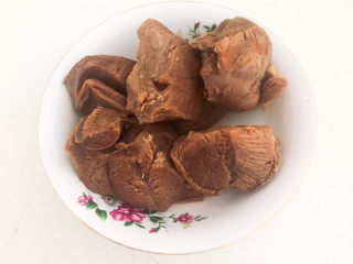 15、白切羊肉,把煮好的羊肉捞出来,自然晾凉