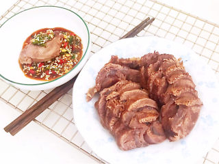 16、白切羊肉,把羊肉切成薄片即可,白切羊肉味道纯正,蘸上碗汁,香辣适宜,风味独特~