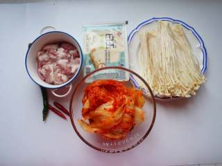 1、泡菜豆腐汤,准备好主要食材