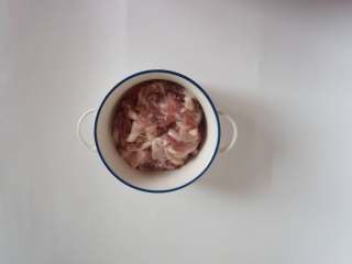 2、泡菜豆腐汤,五花肉片加入玉米淀粉和少许食用油抓匀,腌制10分钟