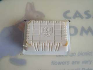 3、泡菜豆腐汤,把豆腐盒翻过来,四个角用刀切掉