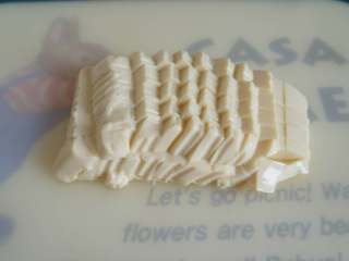 5、泡菜豆腐汤,将豆腐小心倒出,切成小块