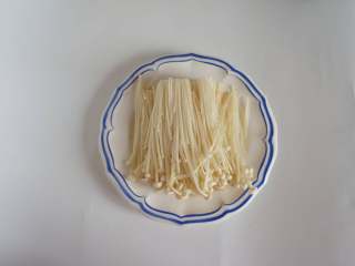 6、泡菜豆腐汤,金针菇洗净后切掉尾部