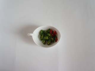 8、泡菜豆腐汤,辣椒切成圈