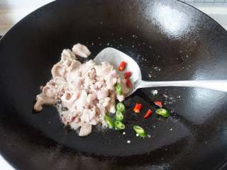 9、泡菜豆腐汤,热锅凉油倒入五花肉翻炒几下,放入辣椒翻炒至肉变色