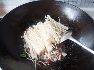 10、泡菜豆腐汤,放入金针菇炒至微微有些软