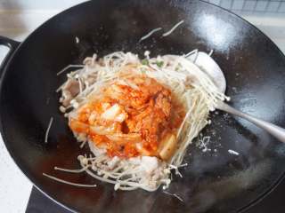 11、泡菜豆腐汤,加入辣白菜炒匀