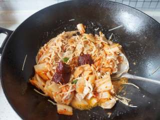 12、泡菜豆腐汤,加入两勺韩国辣椒炒匀