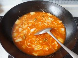 13、泡菜豆腐汤,加入适量清水煮开