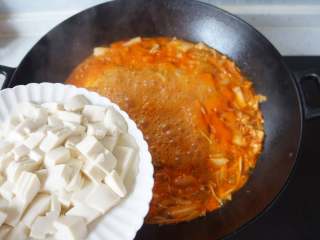 14、泡菜豆腐汤,水开后加入白糖和适量食盐,倒入嫩豆腐,小火煮三分钟即可