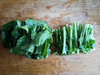 2、苔菜炒肉丝,将洗净的苔菜控水，把茎和叶分开。