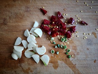 3、苔菜炒肉丝,大蒜切片，干辣椒切小段备用。