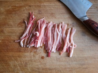 4、苔菜炒肉丝,猪里脊肉在微冻的状态下切丝。