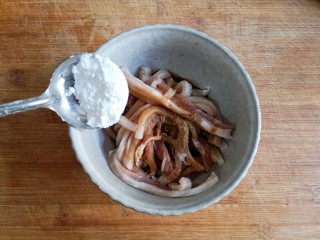 5、苔菜炒肉丝,将切好的肉丝放入碗中，加1勺味极鲜酱油，1小勺料酒，一丢丢十三香粉和半勺玉米淀粉。