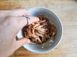 6、苔菜炒肉丝,抓拌均匀，腌制10分钟。