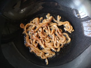 7、苔菜炒肉丝,锅中适量油（比平时炒菜稍微多一点）烧热，下入肉丝。