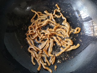 8、苔菜炒肉丝,快速滑炒至肉丝变色后盛出。