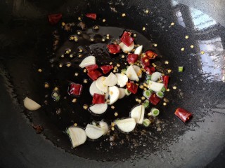 9、苔菜炒肉丝,锅中留适量底油，放入蒜片和干辣椒爆出香味。