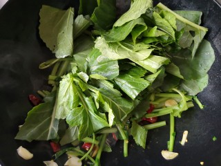 12、苔菜炒肉丝,然后将苔菜叶下锅，和苔菜茎一起大火翻炒。