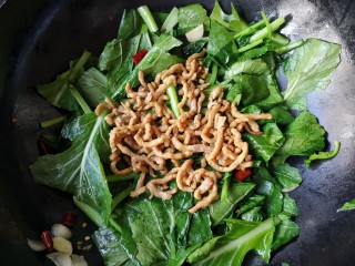13、苔菜炒肉丝,待苔菜叶炒塌后放入炒好的肉丝，继续大火快炒。