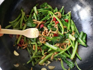 14、苔菜炒肉丝,最后加适量盐和鸡精翻炒均匀即可。